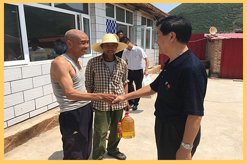 建投能源黨委副書記、紀委書記、工會主席李新浩到對口扶貧村調(diào)研，慰問當(dāng)?shù)厣罾щy群眾.jpg